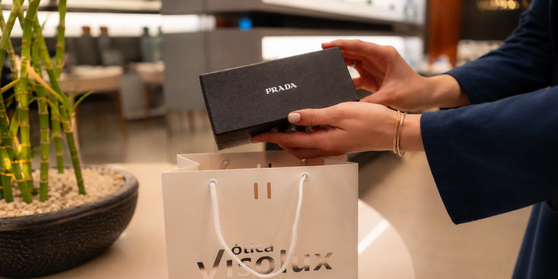 Atendimento premium com embalagem Prada na Ótica Visolux